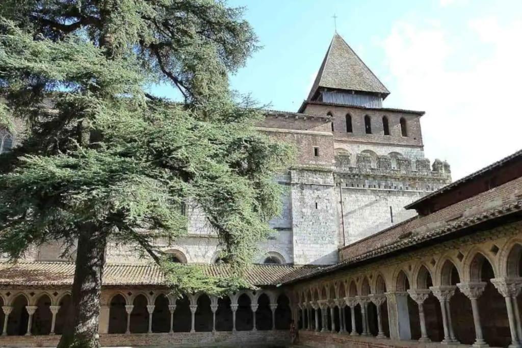 Appartement Entier Moissac Centre 30 M2 Calme Avec Cour Interieure Pour Velos A 50M Du Marche De Moissac Luaran gambar