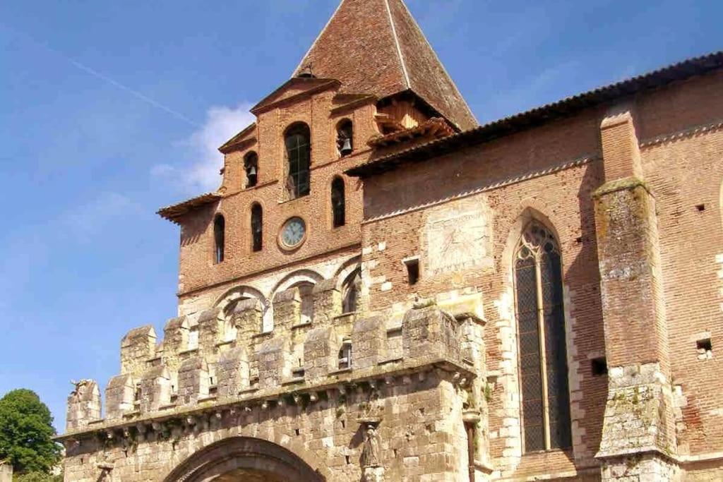 Appartement Entier Moissac Centre 30 M2 Calme Avec Cour Interieure Pour Velos A 50M Du Marche De Moissac Luaran gambar