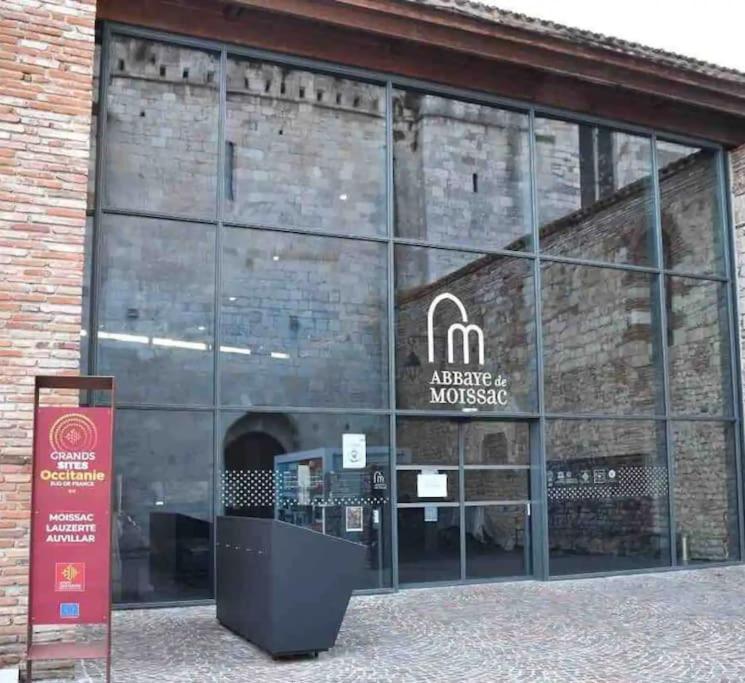 Appartement Entier Moissac Centre 30 M2 Calme Avec Cour Interieure Pour Velos A 50M Du Marche De Moissac Luaran gambar