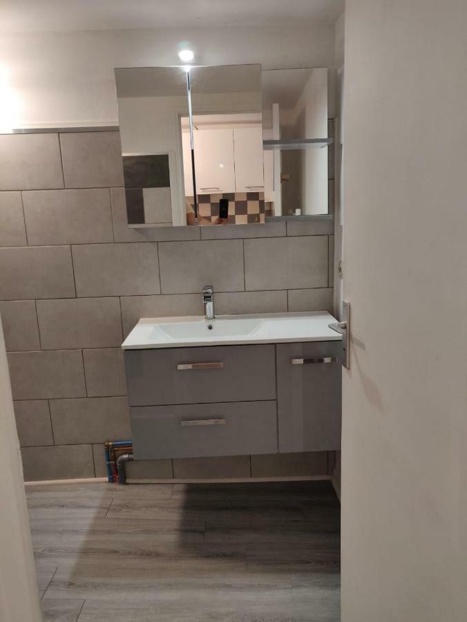 Appartement Entier Moissac Centre 30 M2 Calme Avec Cour Interieure Pour Velos A 50M Du Marche De Moissac Luaran gambar